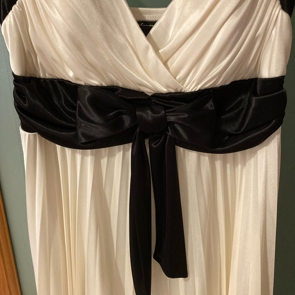 Cream and black silky dress - Picture 6 of 11